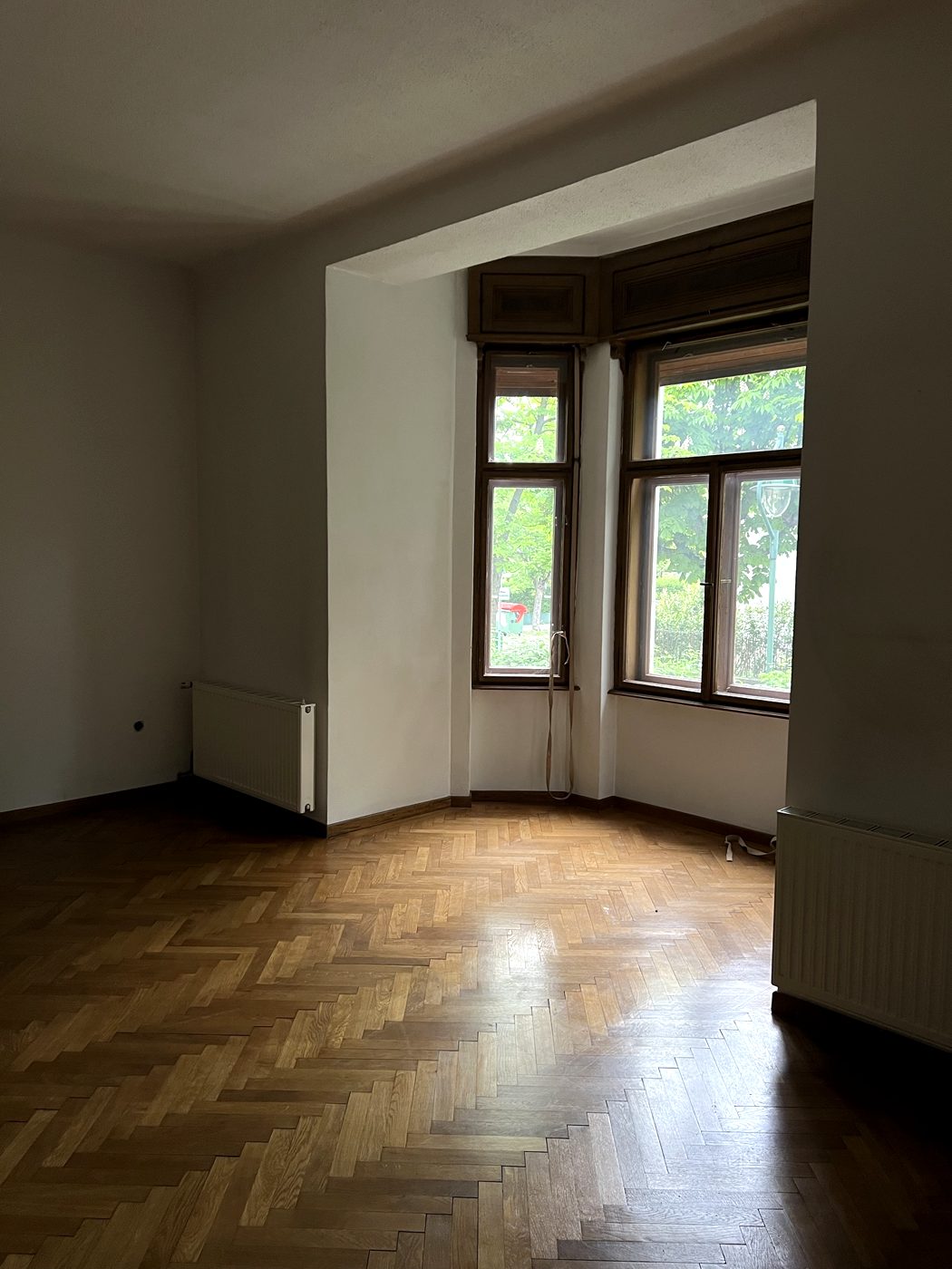 Erker von nahem: Kastenfenster mit tiefer Leibung, Heizkörper