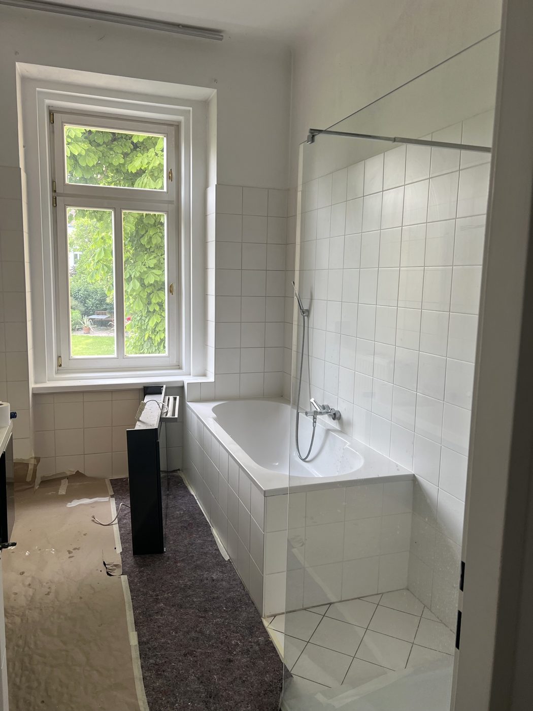 Bad mit eingefliester Badewanne und Glaswand